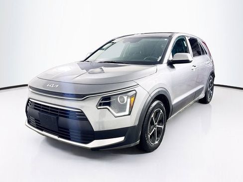 Used 2024 Kia Niro LX image 2
