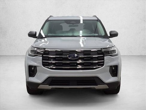 Used 2025 Ford Explorer Active w/ Active Comfort Package RWD image 2