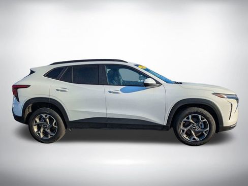Used 2025 Chevrolet Trax LT w/ LT Convenience Package FWD image 3