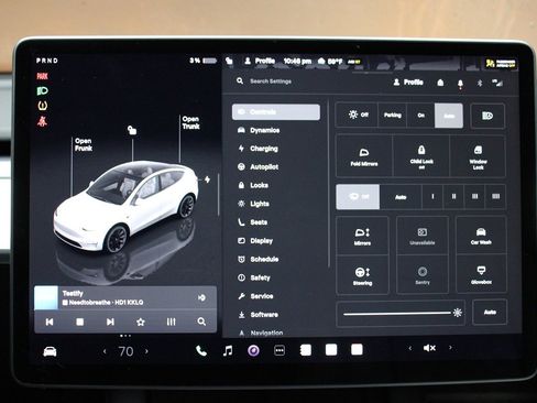 Used 2022 Tesla Model Y Long Range image 25