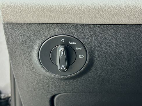 Used 2023 Volkswagen Taos SE w/ Panoramic Sunroof Package image 16