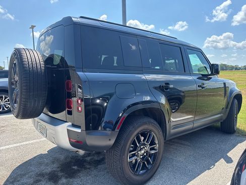 Used 2025 Land Rover Defender 110 S AWD/4WD image 4