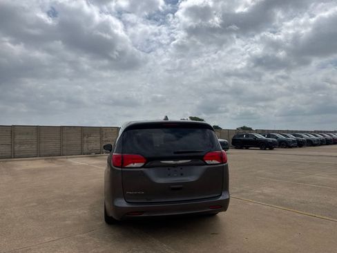Used 2017 Chrysler Pacifica Touring FWD image 16
