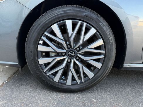 Used 2025 Nissan Altima 2.5 SV FWD image 30
