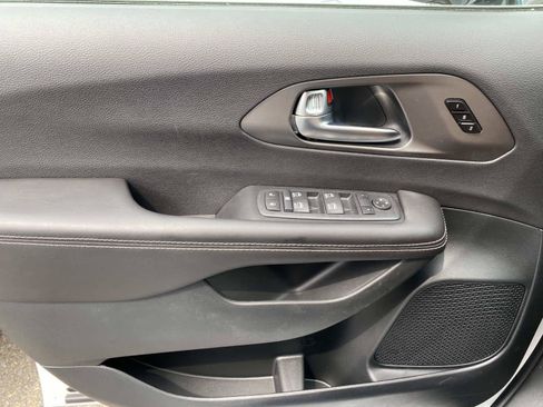 New 2027 Chrysler Pacifica Select AWD/4WD image 16