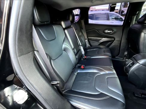 Used 2019 Jeep Cherokee Limited image 19