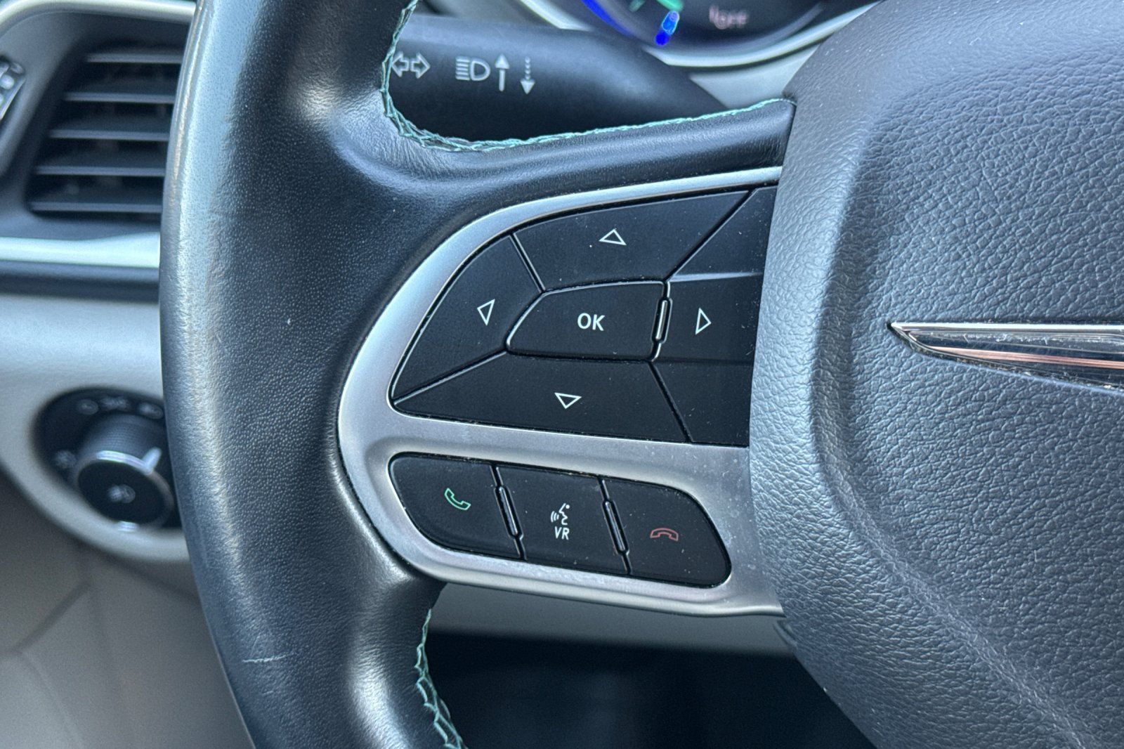 Used 2018 Chrysler Pacifica Touring-L FWD image 36