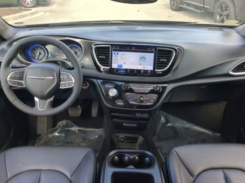 Used 2025 Chrysler Pacifica Select image 15