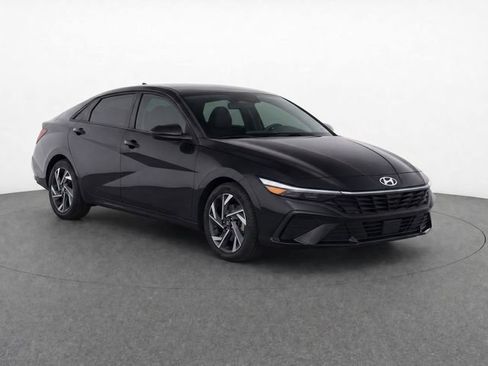 Used 2025 Hyundai Elantra SEL FWD image 3