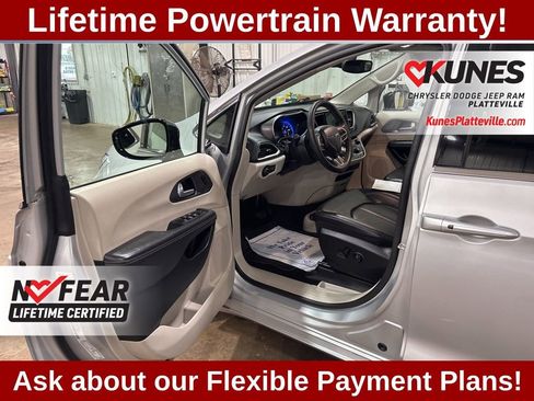 Used 2024 Chrysler Pacifica Touring-L image 21