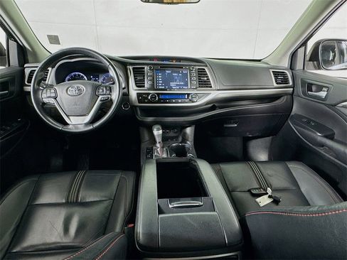 Used 2019 Toyota Highlander SE image 25