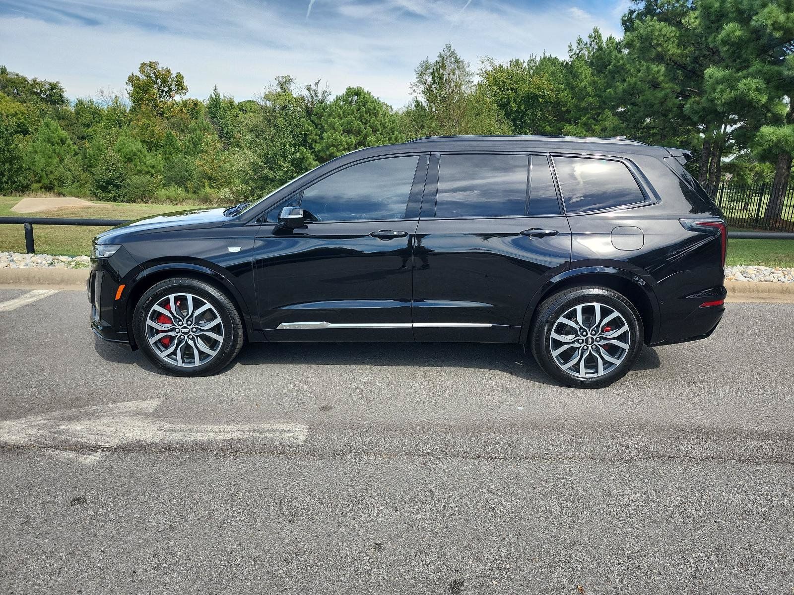 Used 2022 Cadillac XT6 Sport w/ Technology Package AWD/4WD image 2