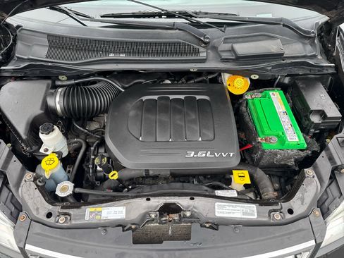 Used 2015 Chrysler Town & Country Touring image 21