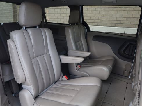 Used 2014 Chrysler Town & Country Touring FWD image 23