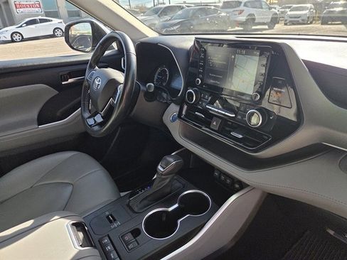 Used 2021 Toyota Highlander XLE image 7