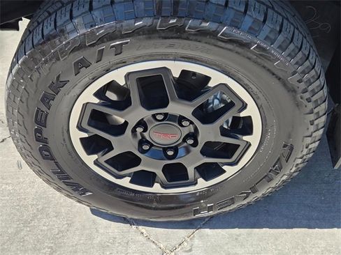 Used 2024 Toyota Tacoma TRD Off-Road image 9