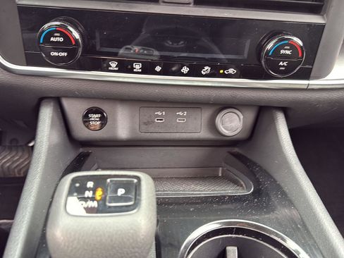 Used 2024 Nissan Rogue SV image 30