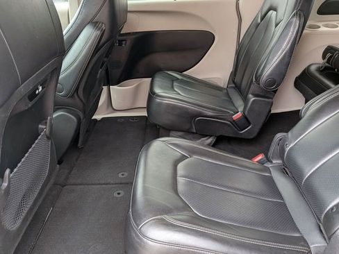 Certified 2023 Chrysler Pacifica Touring-L FWD image 24