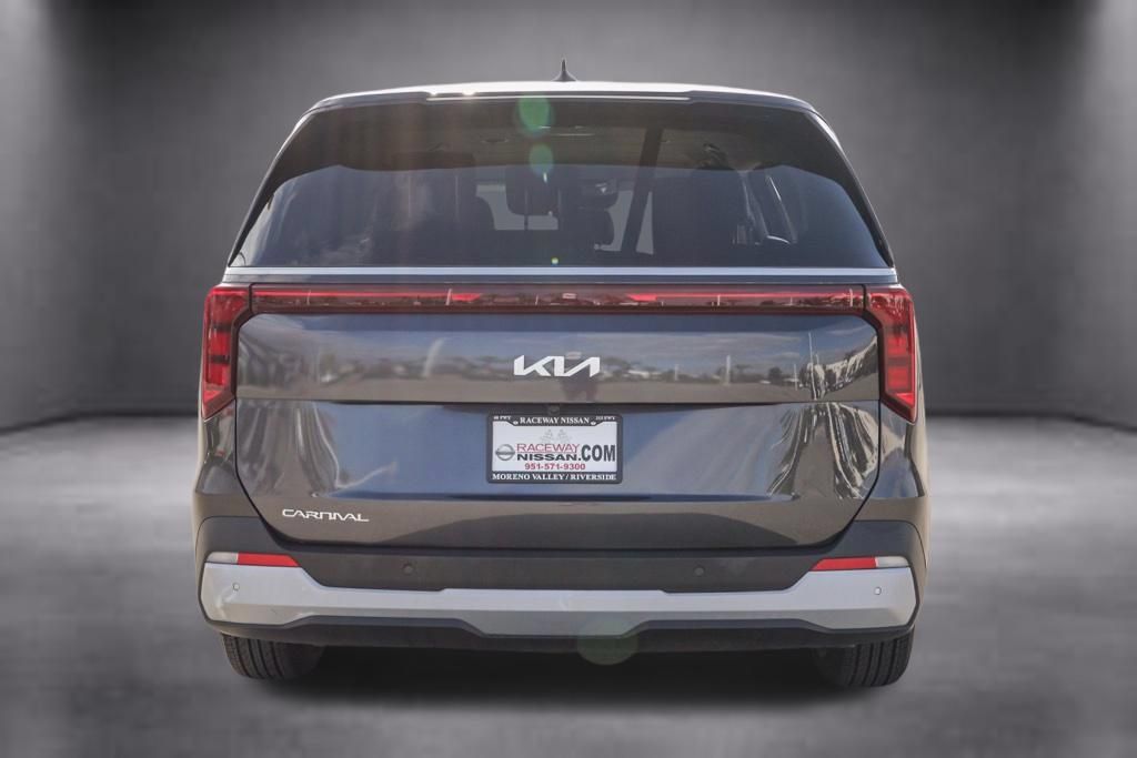 Used 2025 Kia Carnival FWD image 5