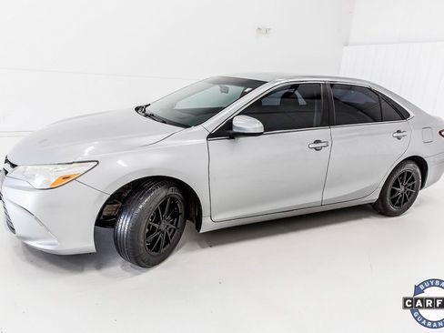 Used 2017 Toyota Camry LE image 3