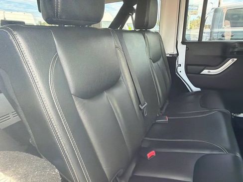 Used 2016 Jeep Wrangler Unlimited Sahara w/ Connectivity Group AWD/4WD image 13