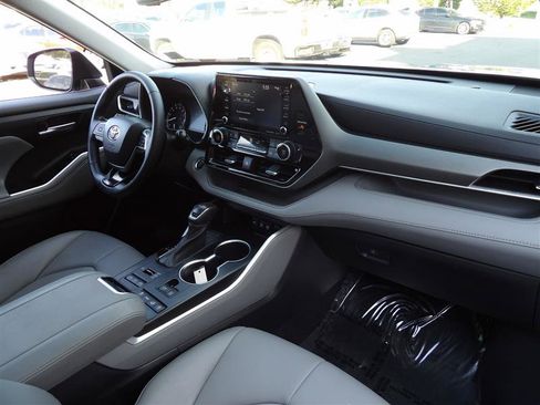 Used 2021 Toyota Highlander XLE image 18