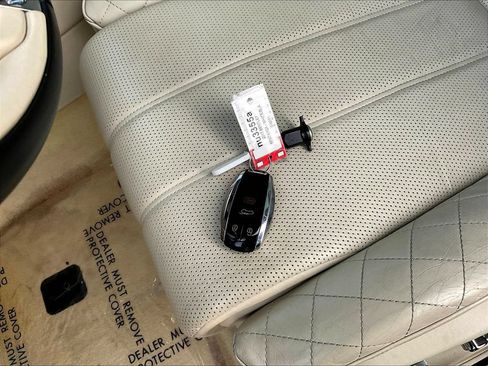 Used 2017 Bentley Bentayga AWD/4WD image 33