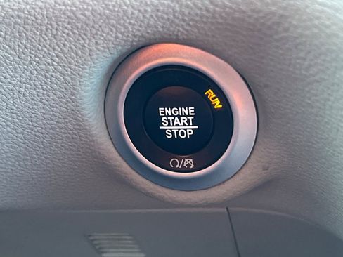 Used 2024 Chrysler Pacifica Select image 21