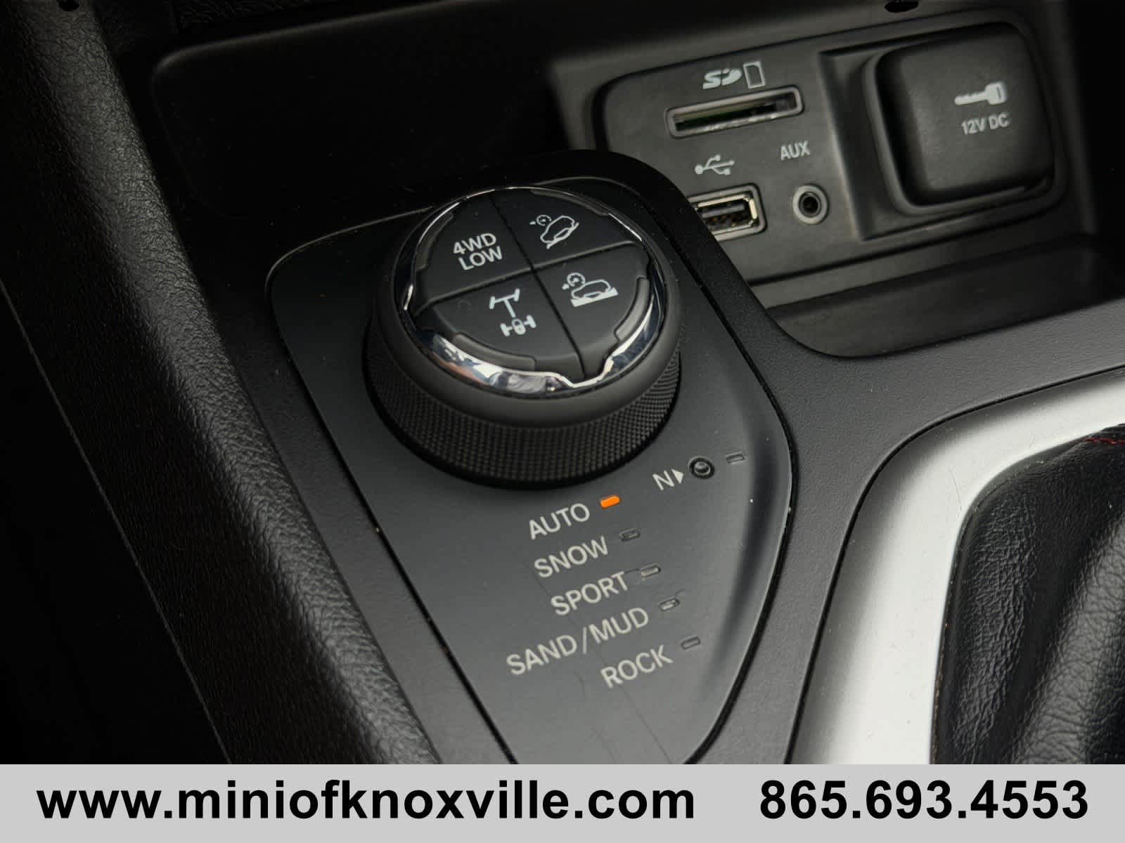 Used 2017 Jeep Cherokee Trailhawk AWD/4WD image 31