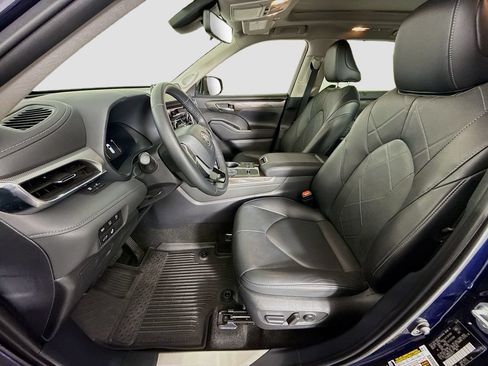 Certified 2024 Toyota Highlander Platinum FWD image 14