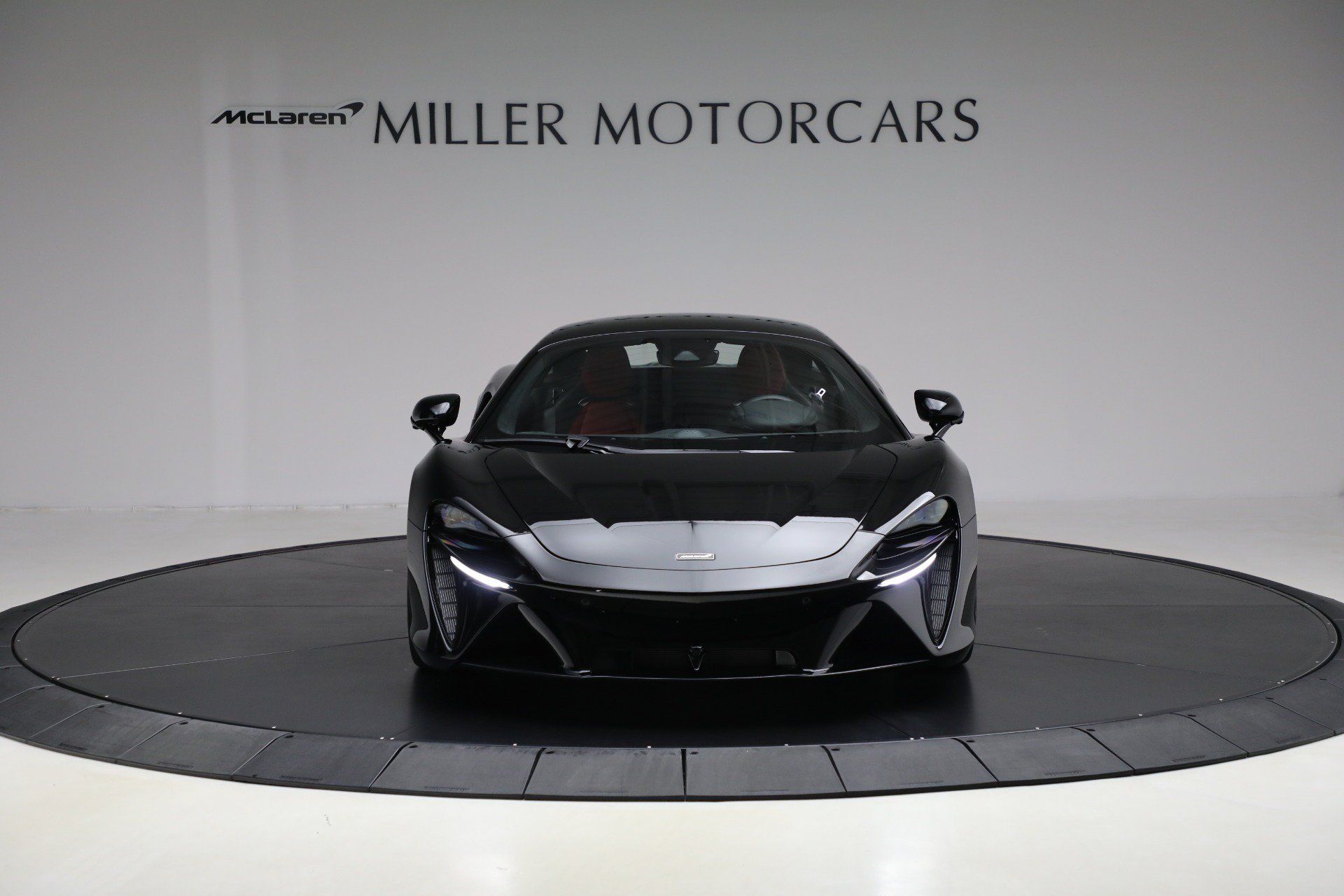 Used 2024 McLaren Artura RWD image 12