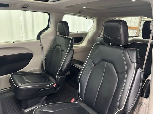 Used 2022 Chrysler Pacifica Limited image 22