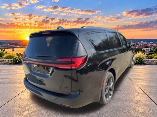 New 2026 Chrysler Pacifica Select w/ S Appearance Package AWD/4WD image 12