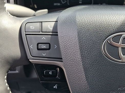 Used 2025 Toyota Camry SE w/ Convenience Package image 21