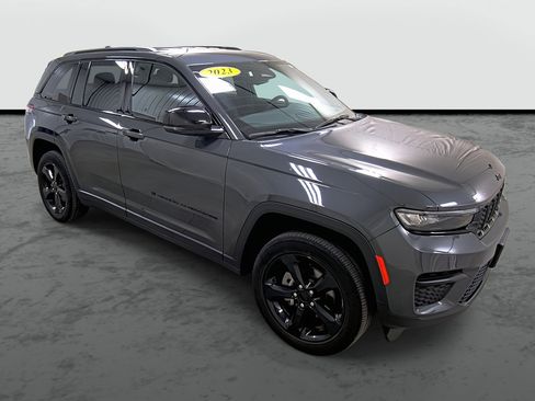 Used 2023 Jeep Grand Cherokee Altitude image 5