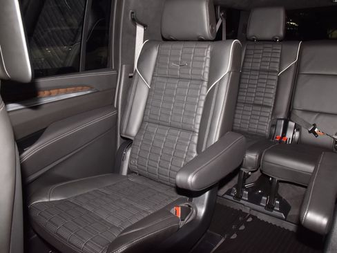 Used 2025 Cadillac Escalade ESV Premium Luxury Platinum AWD/4WD image 22