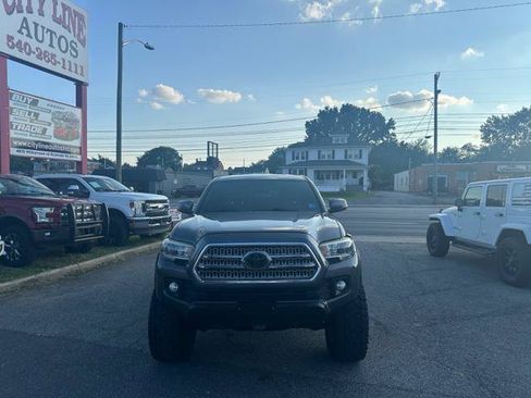 Used 2017 Toyota Tacoma TRD Off-Road w/ Tow Package AWD/4WD image 3