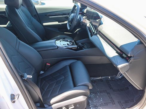 Used 2024 BMW 530i w/ Convenience Package RWD image 17