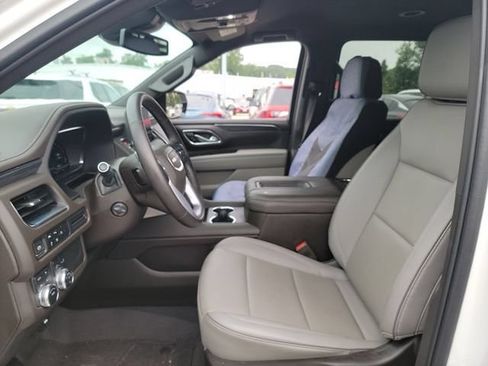 Used 2024 GMC Yukon XL SLT w/ SLT Luxury Package AWD/4WD image 10