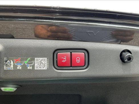 Certified 2025 Mercedes-Benz E 350 4MATIC Sedan w/ MBUS Superscreen Package image 39