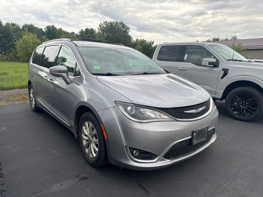 Used 2019 Chrysler Pacifica Touring-L FWD image 2