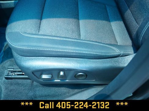 Used 2025 Chevrolet Traverse LT FWD image 16