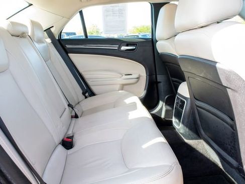 Used 2017 Chrysler 300 Limited image 33