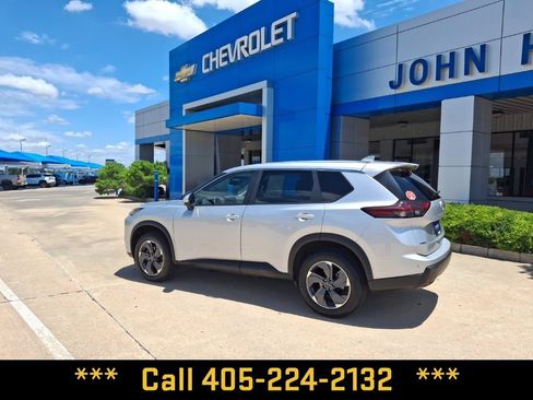 Used 2025 Nissan Rogue SV FWD image 8