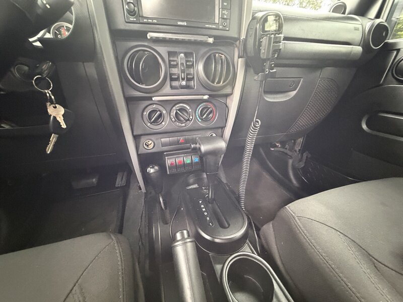 Used 2007 Jeep Wrangler Unlimited Sahara w/ Dual Top Group AWD/4WD image 21