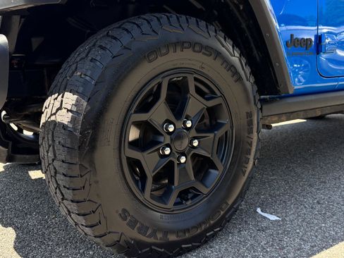 Used 2021 Jeep Gladiator Willys image 11