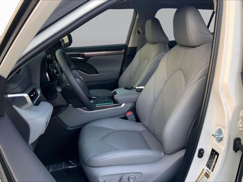 Used 2026 Toyota Highlander Platinum AWD/4WD image 8