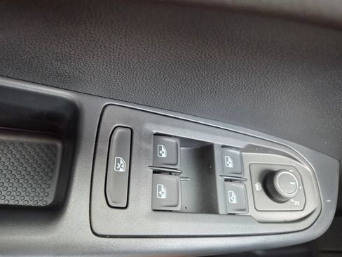New 2026 Volkswagen Taos SE FWD image 19