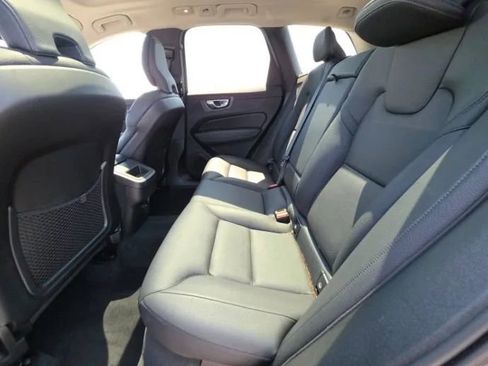 Used 2022 Volvo XC60 B5 Momentum AWD/4WD image 7