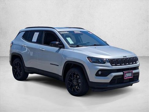 Used 2025 Jeep Compass Latitude w/ Sun & Sound Group AWD/4WD image 3